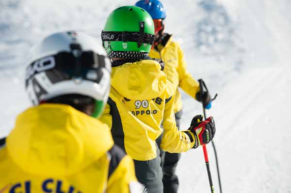 Ragazzi durante un corso sci in Valle Brembana